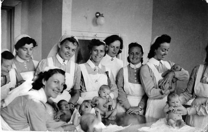 Frå ei fødestove i 1945 med jordmødrer, barnepleiarar, sjukepleiarar og små verdsborgarar. Foto frå boka: Kristian Almås.