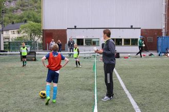 TESTA BANA: Ivrige juniorspelarar testa ei av dei nye banene laurdag føremiddag.