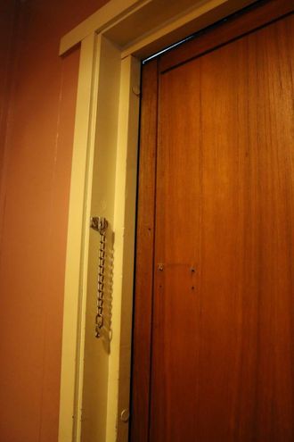 TREKK: I ytterdøra er det ein lang sprekk som gjer at det er ein konstant trekk inn i gangen.