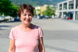 STOLT: Marie Aalen frå Kunnskap.no er forfattaren bak det nye læreverket, som er utarbeida i samarbeid med elevar og lærarar frå norskopplæringa i Sogndal.