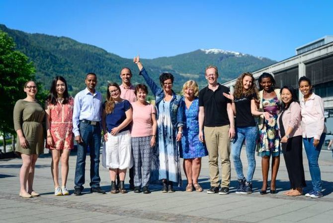 GLAD GJENG: Nokre av dei viktigaste drivkreftene bak NorskPluss B2 var samla på lanseringsdagen. Frå venstre: Ana Carina Gois, Tingying Huang, Abdu Suleman, lærar Elin Flatabø, Ryan Mcevoy, forfattar Marie Aalen frå Kunnskap.no, lærar Eli Tjørhom, lærar Kirsti Loftesnes, marknadsjef Arne Reinertsen frå Kunnskap.no, Julia Farsund Storvik, Yvonne Nshimirimana, Hazel Skrede og Genet Abraha Gebremariam.