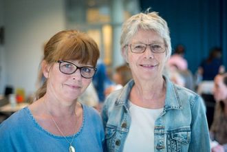 INSPIRERTE: Sissel Eldegard og Torhild Lindland frå vaksenopplæringa i Årdal var på plass for å hauste erfaringar frå Sogndal.