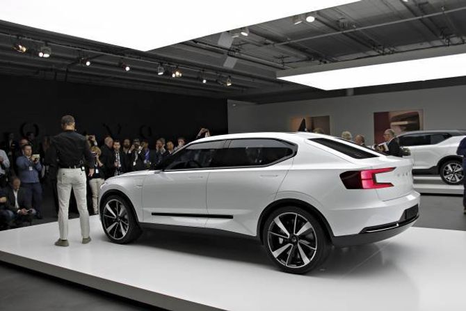 KONSEPT: Sjefdesigner Thomas Ingenlath presenterer to konseptbilar som skal vise korleis den kommande 40-serien til Volvo kan bli.