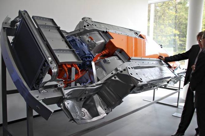 ELEKTRISK: Volvo viste òg fram ei ny, elektrisk, drivline som skal klare 35 mil mellom ladingane, og blir å finne i bilane om eit par år.