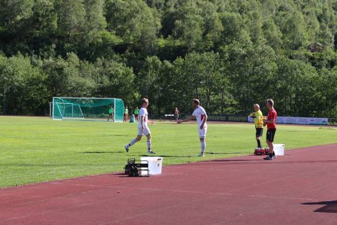 BYTTE: I andre omgang kjem den tidlegare Årdal FK spelaren, Robin Moheim, inn på bana.