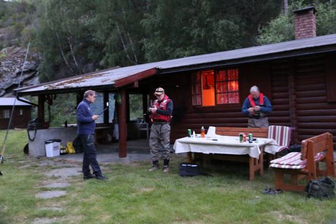 FISKE: Her skal vennegjengen leve dei neste 12 dagane, berre eit steinkast frå elvi.
