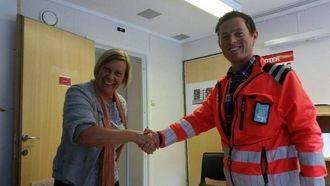 GODT SAMARBEID: Direktør Randi Marie Sjøholt i SISOF og Knut Bukve i Veidekke feirar at den første av tre blokker er klar.