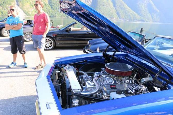 Grom: Einar Sletten (t.v.) og Kjell Arthur Neset framfor Neset sin Chevrolet Camaro. I denne 8,2 liters motoren bur det 502 hestekrefter.