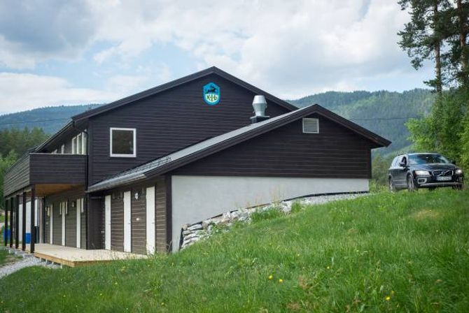 TEK FORM: Klubbhuset til Kaupanger idrettslag vart på 90-talett sett saman av nokre gamle brakker frå Fosshaugne. I 2013 kom påbygget med garderobefasilitetar. No får òg andreetasje eit løft.