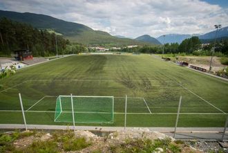 FÅR KONKURRANSE: Med Kaupanger som sjølve flaggskipet i kvinnefotballen her i fylket er det naturleg at den aktiviteten har dominert til no. Men no får dei to kunstgrasbanene konkurranse frå ei rekkje andre aktivitetar.