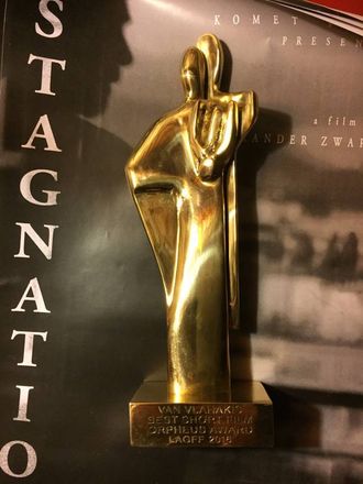 Pris: Statuetten Einemo Zwart og hans Komet Film fekk for "Stagnation" under filmfestivalen i Los Angeles. Privat foto