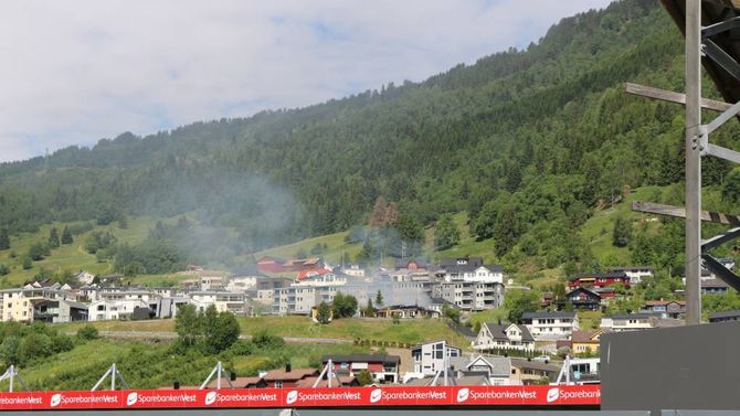BRANN: Her brenn det i ein einebustad i Sogndal like ovanfor Campus.