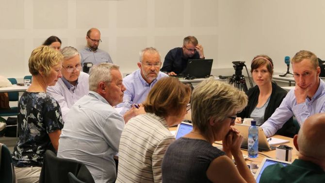 FOR: Styreleiar Trond Ueland (på kortenden av bordet til høgre) stemde for fusjon. Rektor Rasmus Stokke til venstre for Ueland er sekretær for styret og personaldirektør Wenche Fjørtoft til venstre for han att referent.
