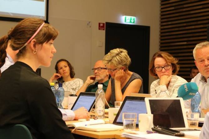 DELTE2: Frå venstre mot høgre på motsett side av bordet stemde Åse Neraas mot, Jan Olav Fretland for, Inger Auestad mot, Kari Kjenndalen for og Ole Kleiven for fusjon. I framgrunnen til venstre Trine Ludvigsen Rygg som stemde mot fusjon. Alle desse er interne styrerepresentantar med unntak av Kjenndalen.