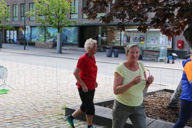 IMPONERANDE: 78 år gamla Marta Eldegard (i raudt) har nyss gjennomført "Tangen på Kanten".