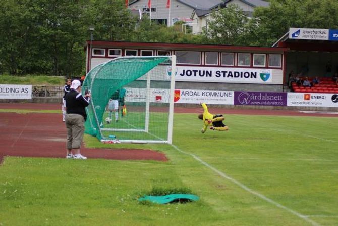 SIKKER: Keeperen til Aurskog-Høland hyv seg fånyttes etter ballen på 1-0-målet.
