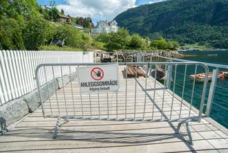 BLINDVEG: Den planlagde stien som går forbi hotellet og tilbake til sentrum skal stå ferdig i april neste år. Utvidinga vidare mot Rones og Loftesnesbrua i bakgrunnen ligg lenger fram i tid.