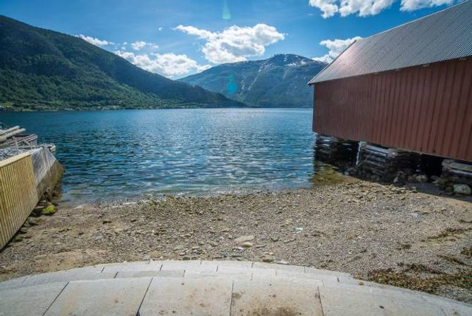 KONTAKT MED FJORDEN: Eit av hovudmåla med fjordstien har vore å opne bygda opp mot fjorden.