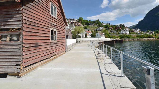 GAMALT OG NYTT: Fjordstien byr på spanande kontrastar der gamle naust og trehus står side om side med det nye.