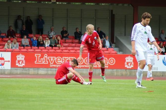 IMPONERT: Espen Bråthen let seg imponera av Truls Hovland, som her klappar Preben Strypet på hovudet etter at sistnemnde skaffa straffespark mot Aurskog-Høland.