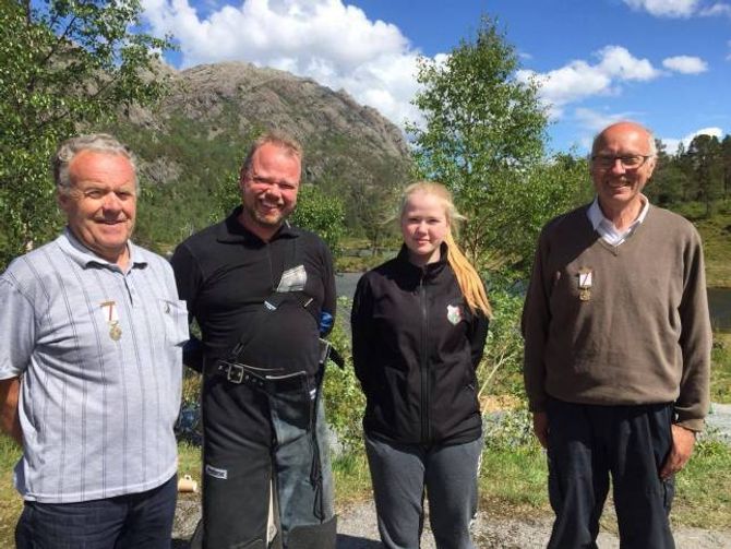 HEVDA SEG: Frå venstre: Ludvig Indrebø, Glenn Arne Vie, Sara Vie og Steinar Røyrvik.