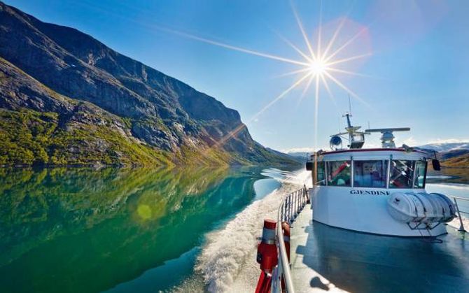 GJENDEBÅTANE: Gjendebåtane fraktar i hovudsak fotturistar men også mange som berre tek båtturen for ei fin oppleving på innsjøen.