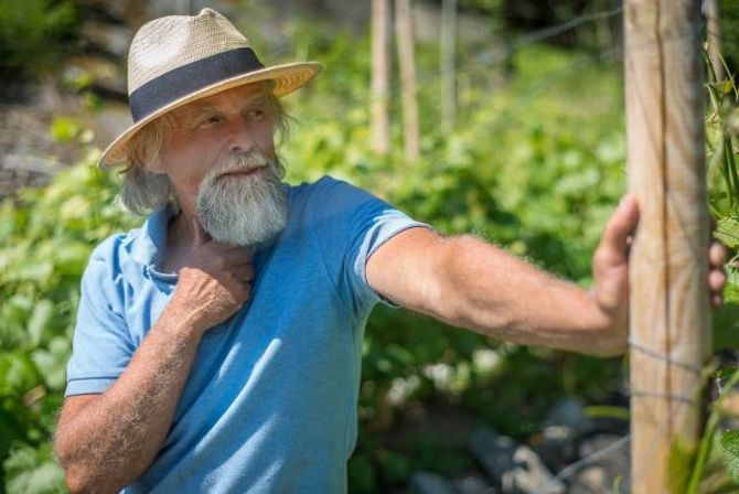 FØLGDE DRAUMEN: Bjørn Bergum der han trivst best, blant blømande vinrankar på Slinde. Det skulle gå over seksti år før fotografen torde å følgje draumen.