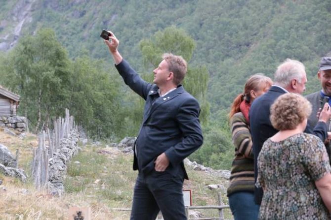 MOBIL I HANDA: Dei fleste har mobilen i umiddelbar nærleik til alle døgnets tider. Med appen kan ein mellom anna dokumentere alt ein ser, slik Vang-ordførar Vidar Eltun gjer her.