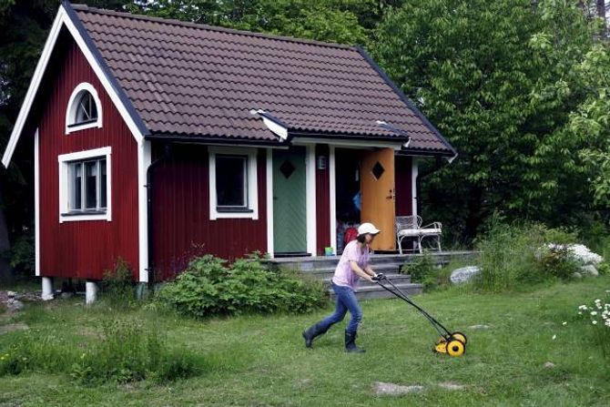 LETTAR ARBEIDET: Ein kjempefordel med å dele feriehus er at ein ikkje må gjere alt hagearbeidet sjølv.