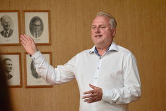 PÅ TIDE: Ordførar Jan Geir Solheim meiner det er på høg tid at kommunen trekkjer seg ut av dei mange funksjonane som er knytt til villakssenteret.