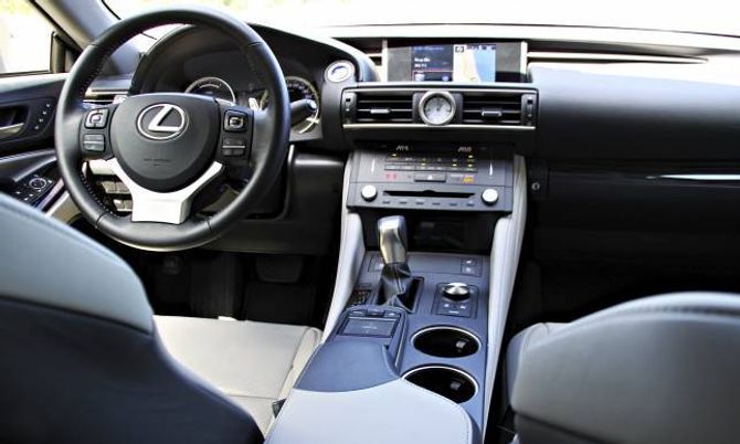 BEHAGELEG: Førarmiljøet er svært behageleg. Lexus har ein eigen vri på skjermfunksjonane, som mellom anna kan styrast via ei kontaktflate på midtkonsollen. Det fungerer bra etter litt tilvenning.