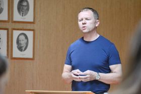 NØGD: Arve Tokvam, leiar i Lærdal Næringsutvikling, er glad for at kommunen no snart har full dekning på breiband.