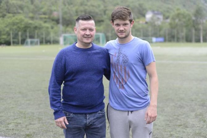 FØLGDE SONEN: Far Jason Fellows hadde for første gong teke turen frå Birmingham til Årdal for å følgje sonen Brett. – Han har alltid pusha meg til å prestere. Det var godt å ha han på tribunen, seier Brett Fellows etter kampen.