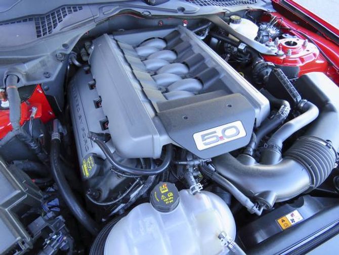418 HK: V8-aren har eit slagvolum på fem liter og leverer 418 hestekrefter.