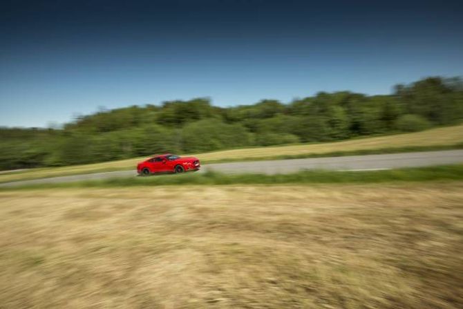 MOROSAM: I Ford Mustang GT er det vegen til målet som er det morosame.