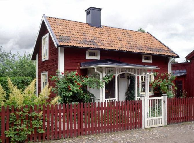 RAUDMÅLA: Tidlegare måla ein gjerne gjerdet i den same fargen som huset.