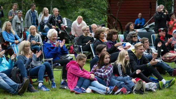 MYKJE FOLK: Mange hadde møtt opp for å få med seg opninga av Målrock under Skåri laurdag. ASVO-bandet hadde publikum sin fulle oppmerksomheit frå fyrste låt.
