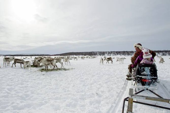 MOTORISERT: Snøscooter og andre motoriserte køyretøy har gjort det enklare å vere reineigar. Her frå Kautokeino vinterstid.