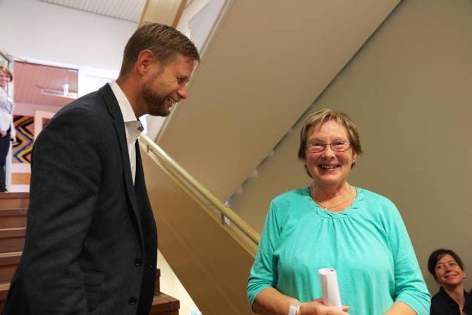 BESØKTE LÆRDAL: Under besøket på sjukehuset onsdag fekk Bent Høie ei omvisning, der han fekk fortalt korleis sjukehuset klarar seg.