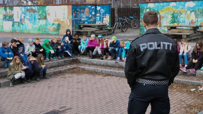 SKREKKEKSEMPEL: Fjerdeklassingane fekk anledning til å fortelje politiet om kva dei har opplevd på sykkel, samt om dei er flinke til å hugse på hjelmen når dei skal ut for å sykle. Petter Hagen frå politiet fortalde sjølv eit skrekkeksempel på kor viktig hjelmen er når ein ferdast på sykkel.
