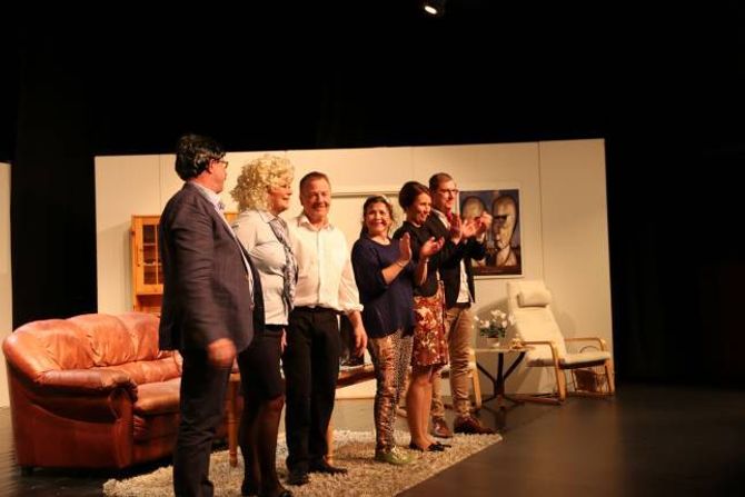 TEATERGRUPPA: Skodespelarane fekk ståande applaus etter framsyninga i Årdal kulturhus.