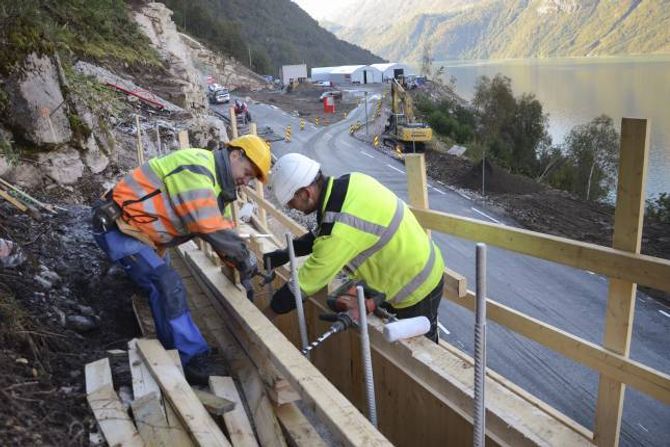 VOLL: I Lindeskreda vart ledevoll for blautsnø gjort ferdig i fjor, medan siste del av dei 120.000 kubikkmetrane med massane i fangvollen for tørrsnø blir lagt ut no i oktober. Vollen er 330 meter lang, med ei maksimal høgde på rundt 20 meter.