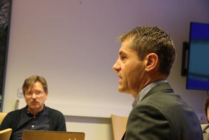 DYRT: Både kommunalsjef for pleie og omsorg, Arne Johansen, og rådmann Alf Olsen jr. (i bakgrunnen) ser at prosjektet med Lærdal bu- og omsorgsheim ligg an til å bli ein dyr affære.
