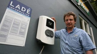 AV DEI FØRSTE: Aurland var den einaste kommunen i Sogn med punkt for hurtiglading før dagleg leiar ved Joker Ljøsne i Lærdal, Ansgar Brugrand, i sommar fekk opp ein ladestasjon som ladar elbilar til 80 prosent på 35-50 minuttar. Pressefoto