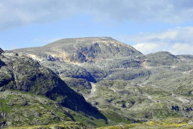 Raudbergsnuten sett frå sør (Nedre Tverrberget). Det går fint å ta seg opp renna heilt i høgre flanken av toppen dersom ein vel alternativ rute Valdresdalen- Vikadalsvatnet.