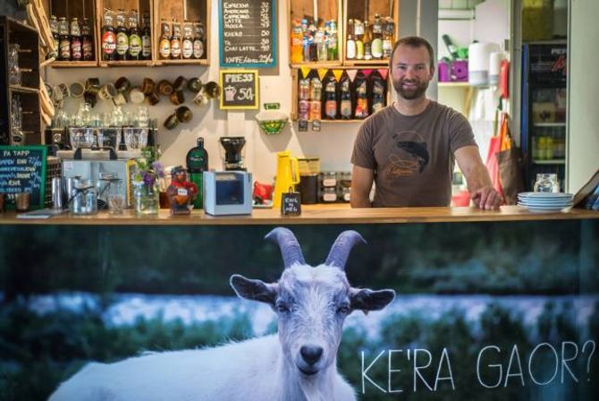 NYTT INNHALD: Kafèen på Dampskipskaien har med sitt lokale særpreg blitt ein populær møteplass i Sogndal. No er målet å skape nytt innhald til staden.