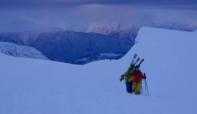 SPEKTAKULÆRE RAMMER: Mykje og god snø i flott natur har gjort Sogndal til eit skieldorado. I februar inntek frikøyringseliten bygda.