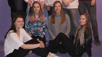 ARRANGØRAR: Det er avgangsklassen i medium og kommunikasjon ved Sogndal vidaregåande skule som arrangerar Sogndal Filmfestival. Bak frå venstre: Robert Indrebø, Magnus Grotle Førde, Trine Husdal, Brede Kvist, Håvard Aasen Andersen. Framme frå venstre: Ingeborg Flatjord Kjøsnes, Frida Jordalen Skoglie, Veronika Vindedal og Sunniva Breidvik. Pressefoto.