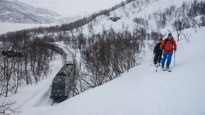 SKI OG TOG: På toppen av Flåmsbana kan du spenne på deg skia, gå opp til første topp og få tusen høgdemeter nedfart. Vel nede er det berre å vente på neste tog som tek deg opp att.