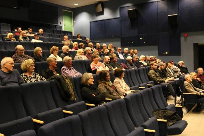 LATTER: Vel femti tilhøyrarar fekk ein time med mykje latter og humring i Kulturhuset i Lærdal laurdag kveld.